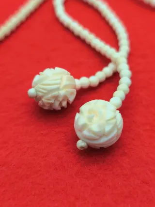 Collar de cuentas con colgantes