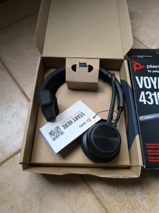 Auriculares Poly Voyager 4310 UC con hub USB.