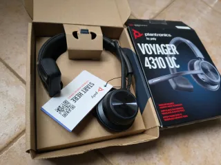 Auriculares Poly Voyager 4310 UC con hub USB.