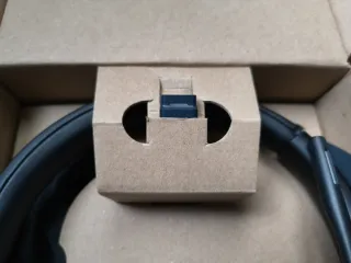 Auriculares Poly Voyager 4310 UC con hub USB.