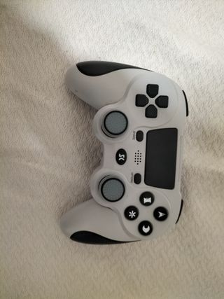 PS4 Bianca con 3 giochi e 2 controller
