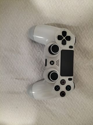 PS4 Bianca con 3 giochi e 2 controller
