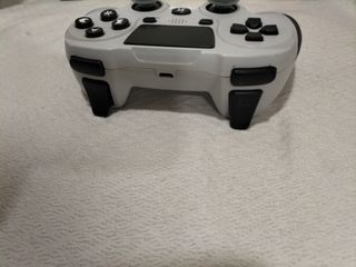 PS4 Bianca con 3 giochi e 2 controller