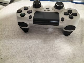 PS4 Bianca con 3 giochi e 2 controller