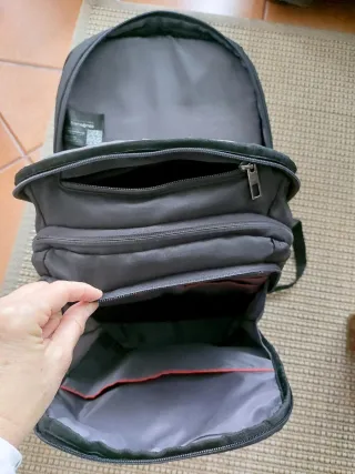 Mochila Samsonite Negra con detalles rojos