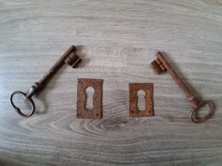 Chiavi antiche e placche antiche