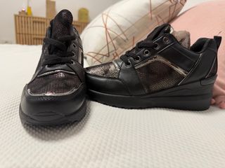 Zapatillas plataforma negras y plateadas