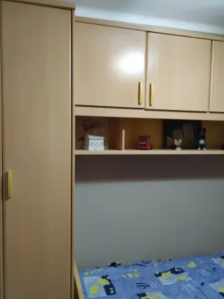 Dormitorio juvenil puente madera clara