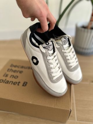 Zapatillas Ecoalf grises y blancas