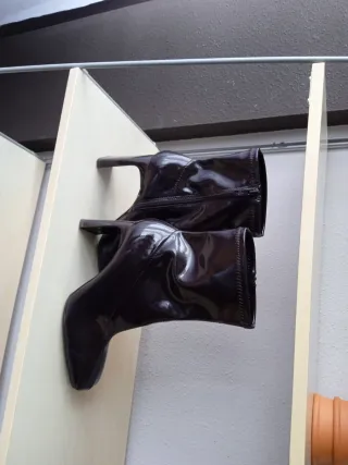 Botines charol mujer talla 40 muy cómodos.