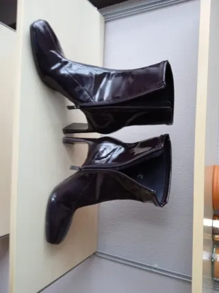 Botines charol mujer talla 40 muy cómodos.