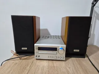 Cadena de música Onkyo con altavoces