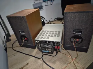 Cadena de música Onkyo con altavoces