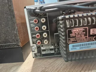 Cadena de música Onkyo con altavoces