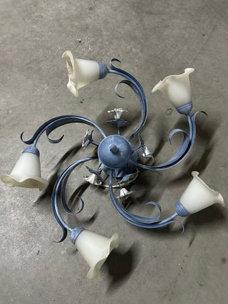 Lámpara de techo floral azul y blanco