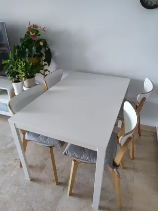 Mesa extensible Ikea blanca.