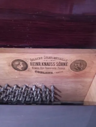 Piano Alemán Knauss Rojo