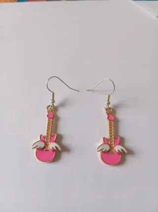 Orecchini chitarra rosa con ali
