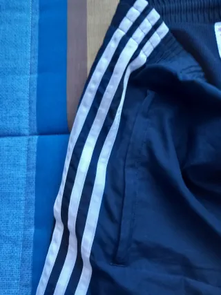 Pantalón Chándal Adidas Talla XL (15/16 años)