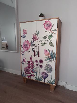 Cómoda pequeña de madera con diseño floral