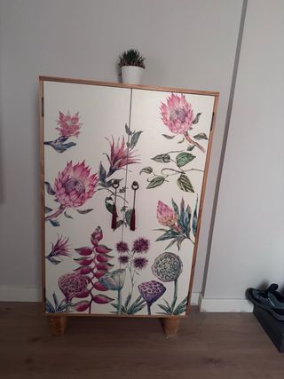 Cómoda pequeña de madera con diseño floral