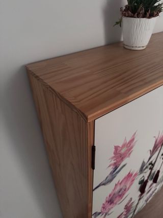 Cómoda pequeña de madera con diseño floral