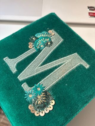 Joyero con inicial M bordada y lentejuelas