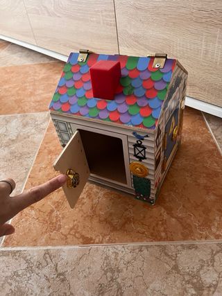 Casa de madera con cerraduras y llaves