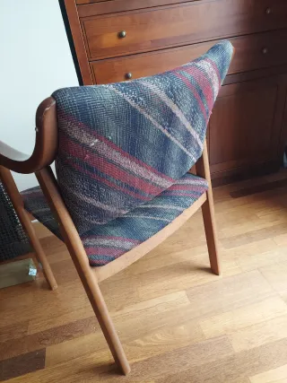 Butaca de madera y tela multicolor