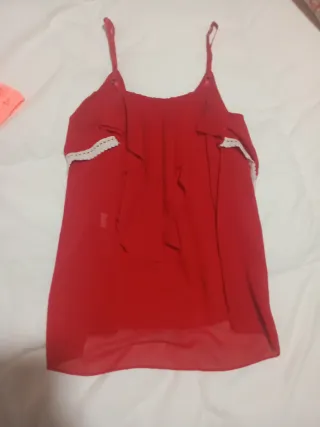 Camiseta roja con volantes y encaje