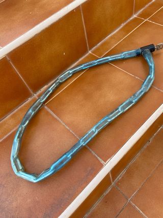 Candado de cadena para bicicleta o patinete.