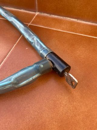 Candado de cadena para bicicleta o patinete.