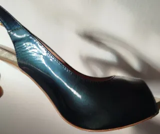 Zapatos de tacón azul y dorado