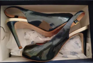 Zapatos de tacón azul y dorado