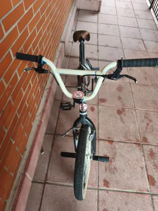 Bicicleta BMX negra