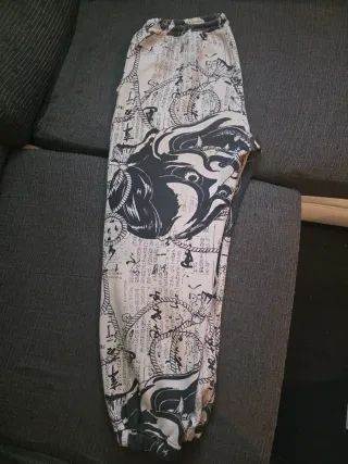 Pantalones con estampado de máscaras