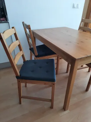 Mesa de comedor con 4 sillas