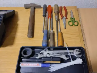 Caja de herramientas negra y roja