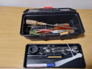 Caja de herramientas negra y roja