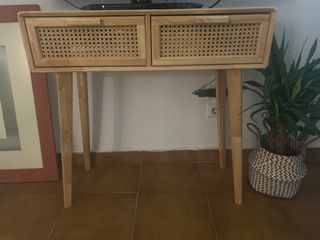 Mueble aparador de madera y ratán