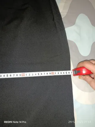 Falda negra elegante señora