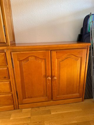 Mueble de madera de pino con vitrina y cajones