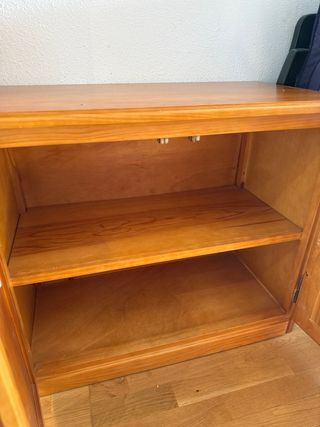 Mueble de madera de pino con vitrina y cajones