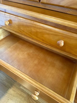 Mueble de madera de pino con vitrina y cajones