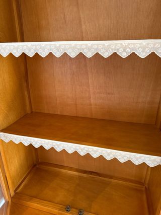 Mueble de madera de pino con vitrina y cajones