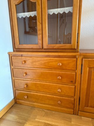 Mueble de madera de pino con vitrina y cajones