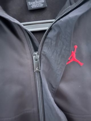 Chaqueta Jordan Negra con Logo Rojo