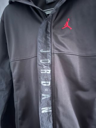 Chaqueta Jordan Negra con Logo Rojo