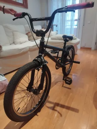 Bicicleta BMX Negra