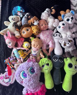 Lote de muñecos y peluches variados